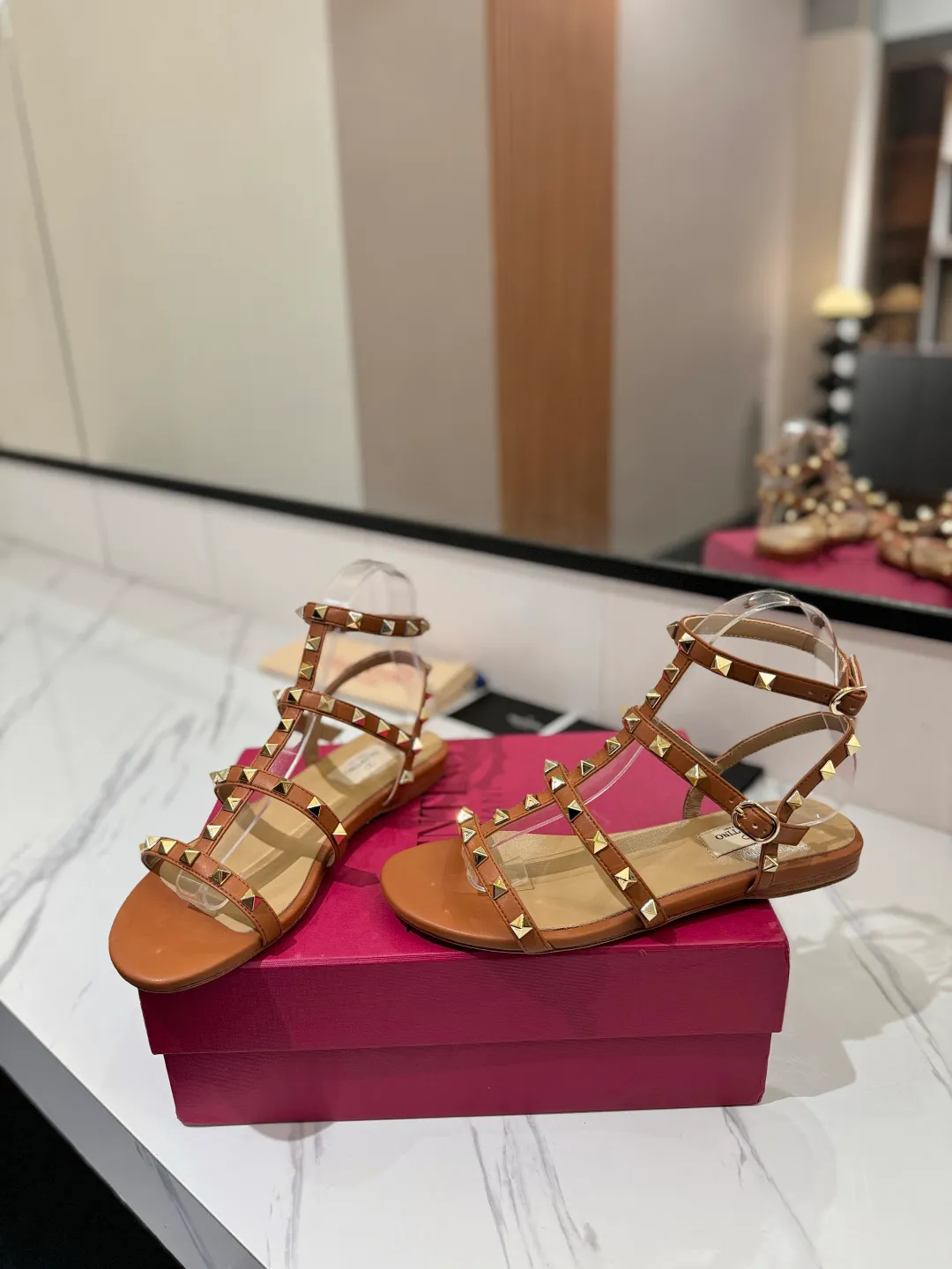👟👟Ex-factory price 520👟👟 Valentino/Valentino rivet VT classic ankle-wrap rivet sandals, timeless 🆕 deeply rooted in people's hearts❤️A must-have item that never goes out of style🫰top replica! The side curves are perfect, the original molded custom-made rust-free rivets, and the textured hardware bring out a full sense of high-end, giving you a genuine foot feel! The first choice for high-end customers❤️ [Material] Upper: Original imported customized cowhide Inner lining: Original imported goatskin Outsole: Imported pearlescent leather outsole Code number: 35-39 [34, 40, 41, 42 are custom-made and cannot be returned or exchanged]